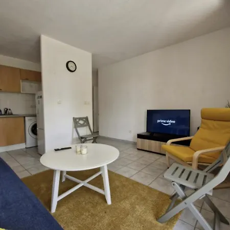 Apartment Pretty Flat With Swimming Pool In